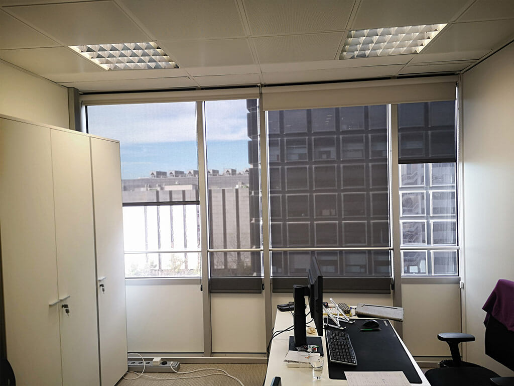 Confección e instalación de estores enrollables a medidas y junto a estor Black Out en oficina de Barcelona