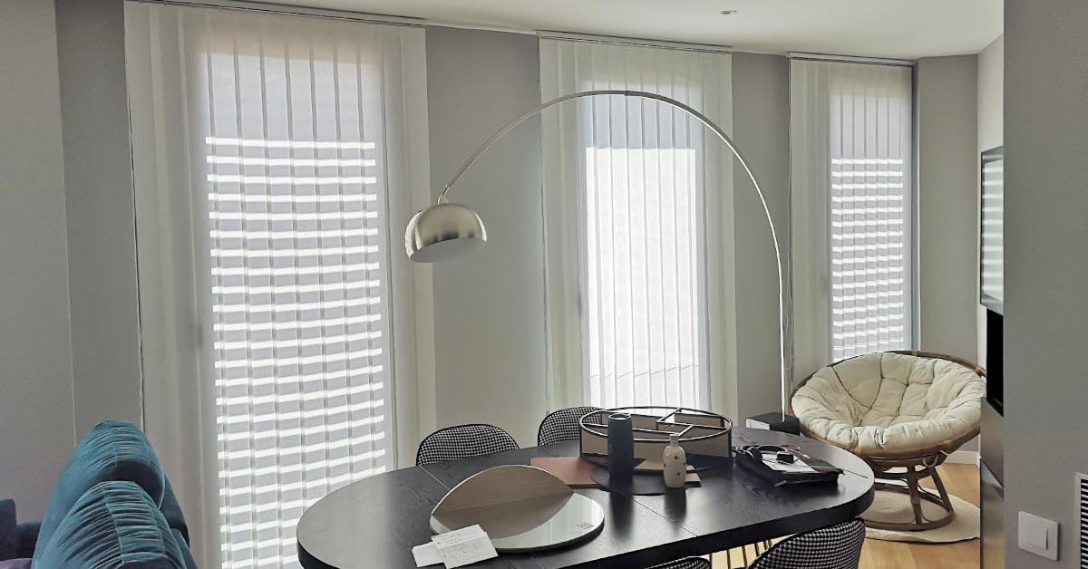 Cortinas de lamas verticales: la solución perfecta para el salón de la familia Guzmán en Barcelona