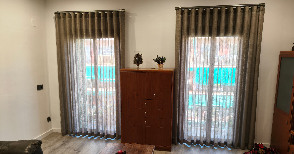 Cortinas de onda perfecta: el secreto del salón de Eva para una elegancia sin esfuerzo en Barcelona