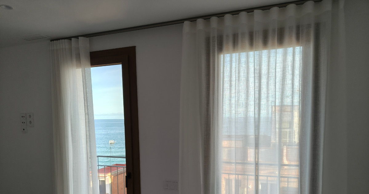 El reflejo del Mediterráneo: el hogar de Johan y Lara