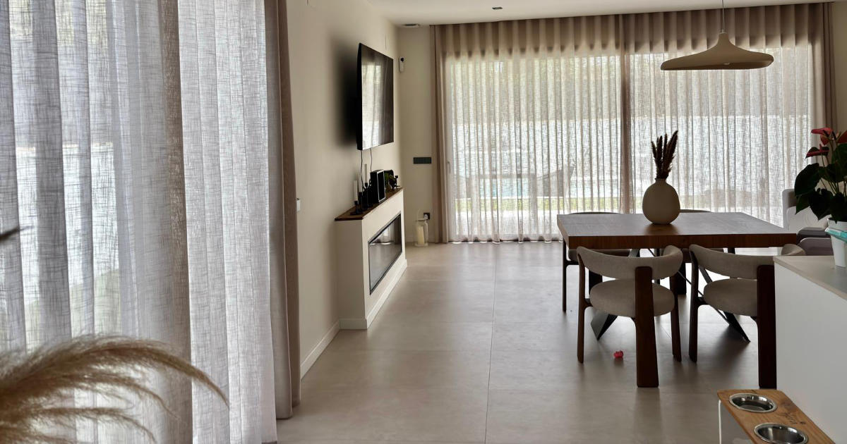 Cortinas de onda perfecta para grandes ventanales en Castelldefels: el caso real de Juanjo y Clara